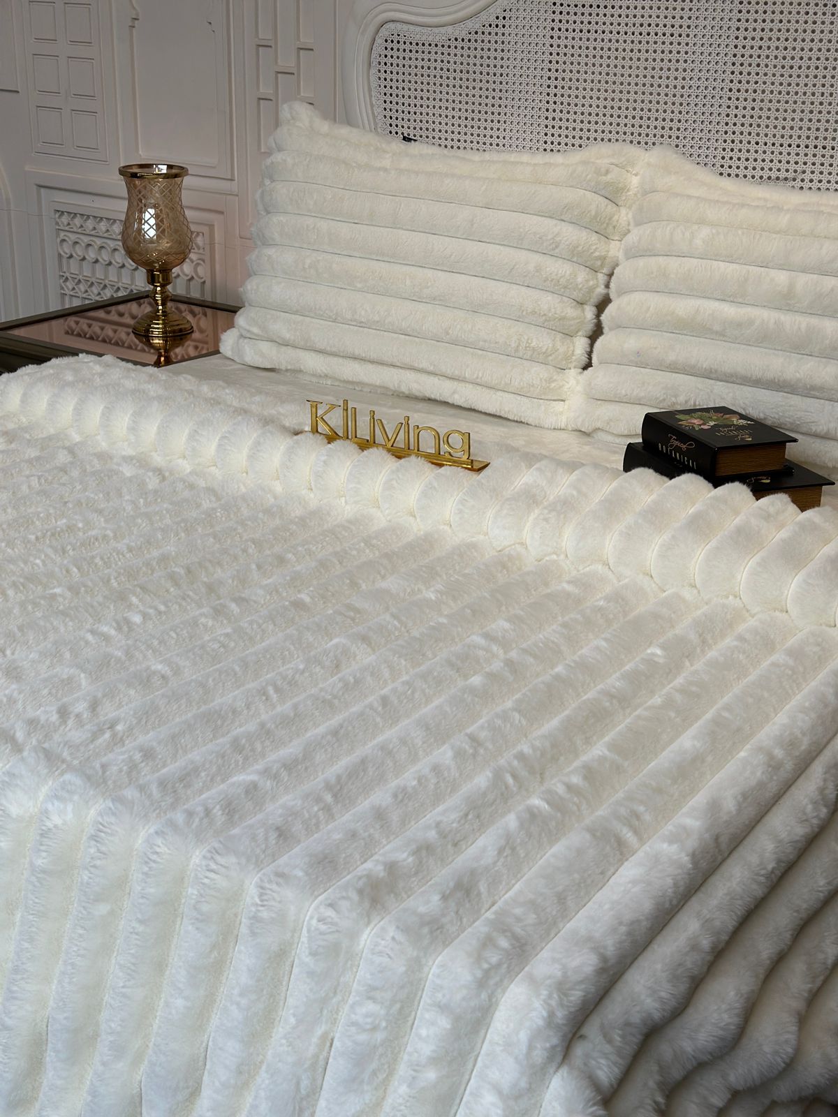 Luxury Ultra-Soft Faux Fur Bedding Set | 1 Quilt + 2 Pillow Shams